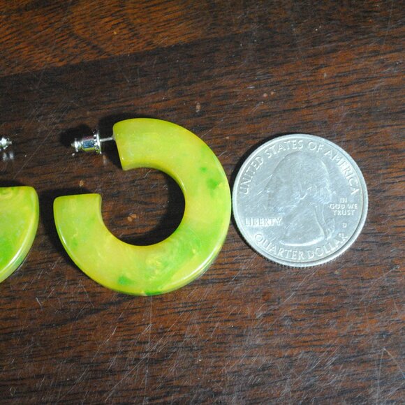 Vintage Marbled Green & Yellow Bakelite Hoop Earrings - Picture 10 of 11